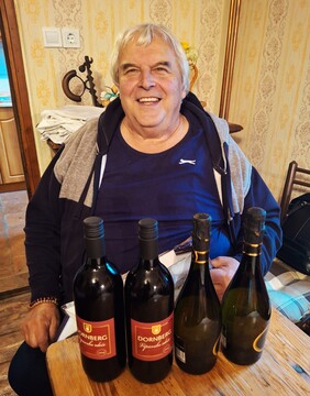 Branko Bandelj iz Dupelj je prinesel vino Mlado Vita iz Dornberga